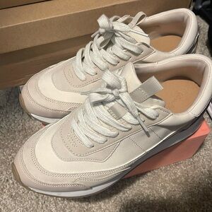Universal Threads Women’s sneaker
